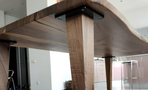 Купить Стол в гостиную с деревянными опорами на сайте Azokhe с быстрой доставкой по Москве и области.