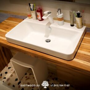 Купить Столешница в ванную древесина тика на сайте Azokhe с быстрой доставкой по Москве и области.