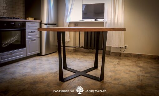 Купить Кухонный стол из массива дуба на сайте Azokhe с быстрой доставкой по Москве и области.