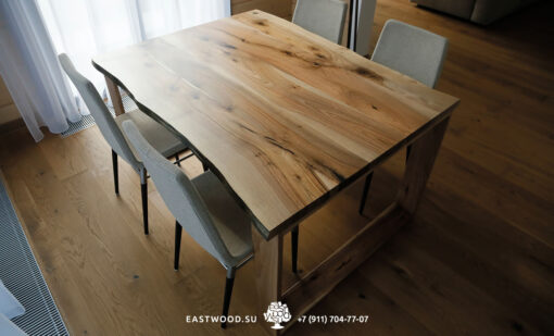 Купить Кухонный стол из массива ореха на сайте Azokhe с быстрой доставкой по Москве и области.